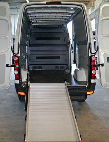 02_Nakladacie a vykladacie rampy pre VW Crafter od Syncro system pomôžu pri manipulácií s materialom